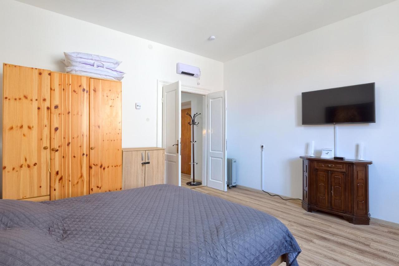 Large Apartment In City Centre Pula! Exterior photo