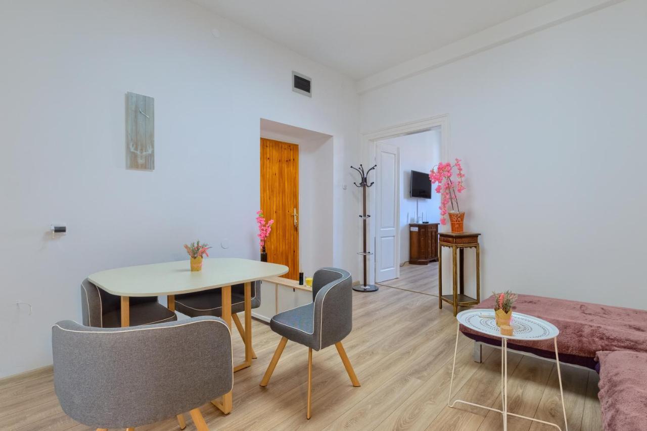 Large Apartment In City Centre Pula! Exterior photo
