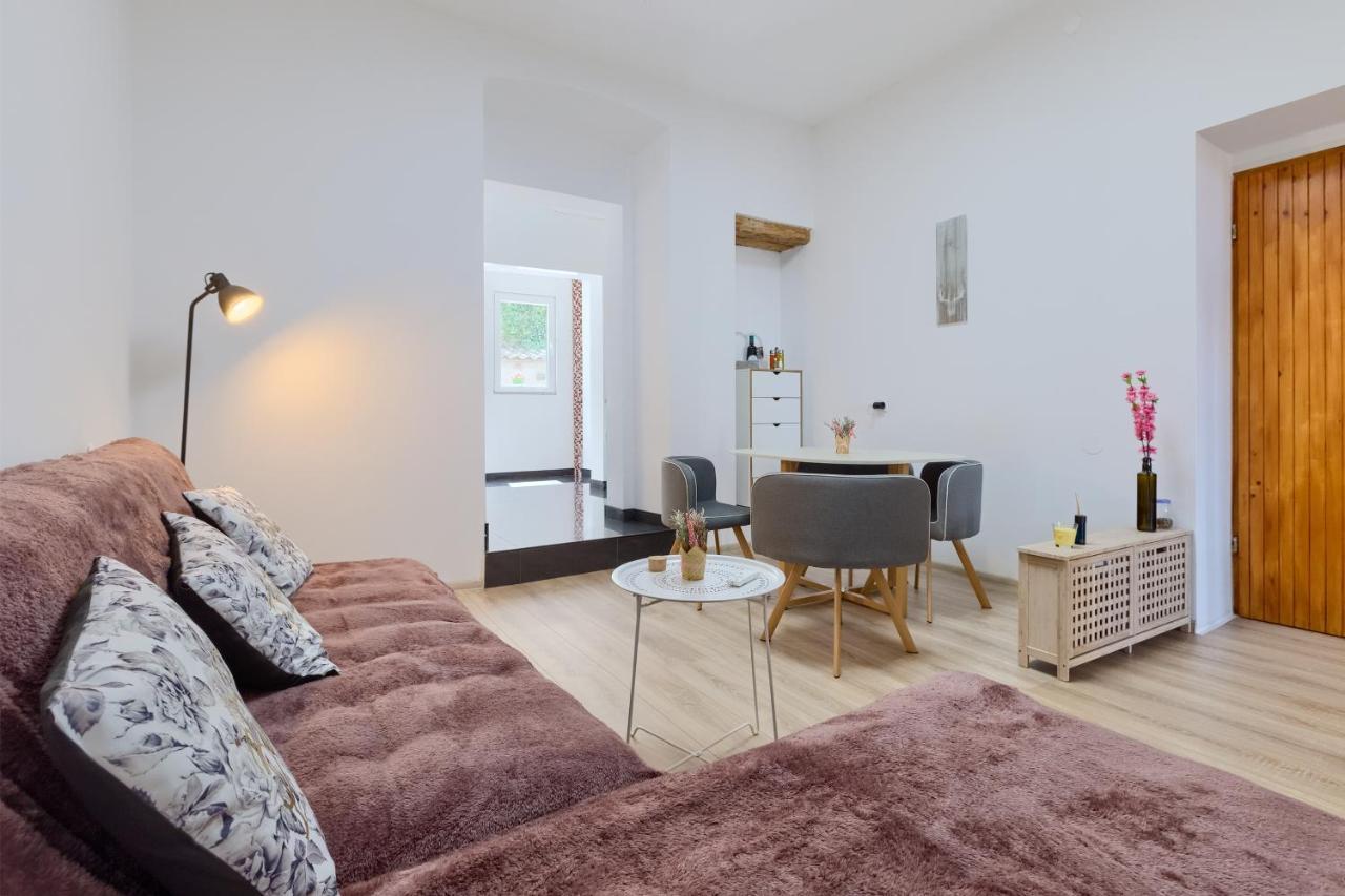 Large Apartment In City Centre Pula! Exterior photo