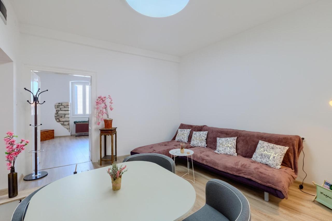 Large Apartment In City Centre Pula! Exterior photo