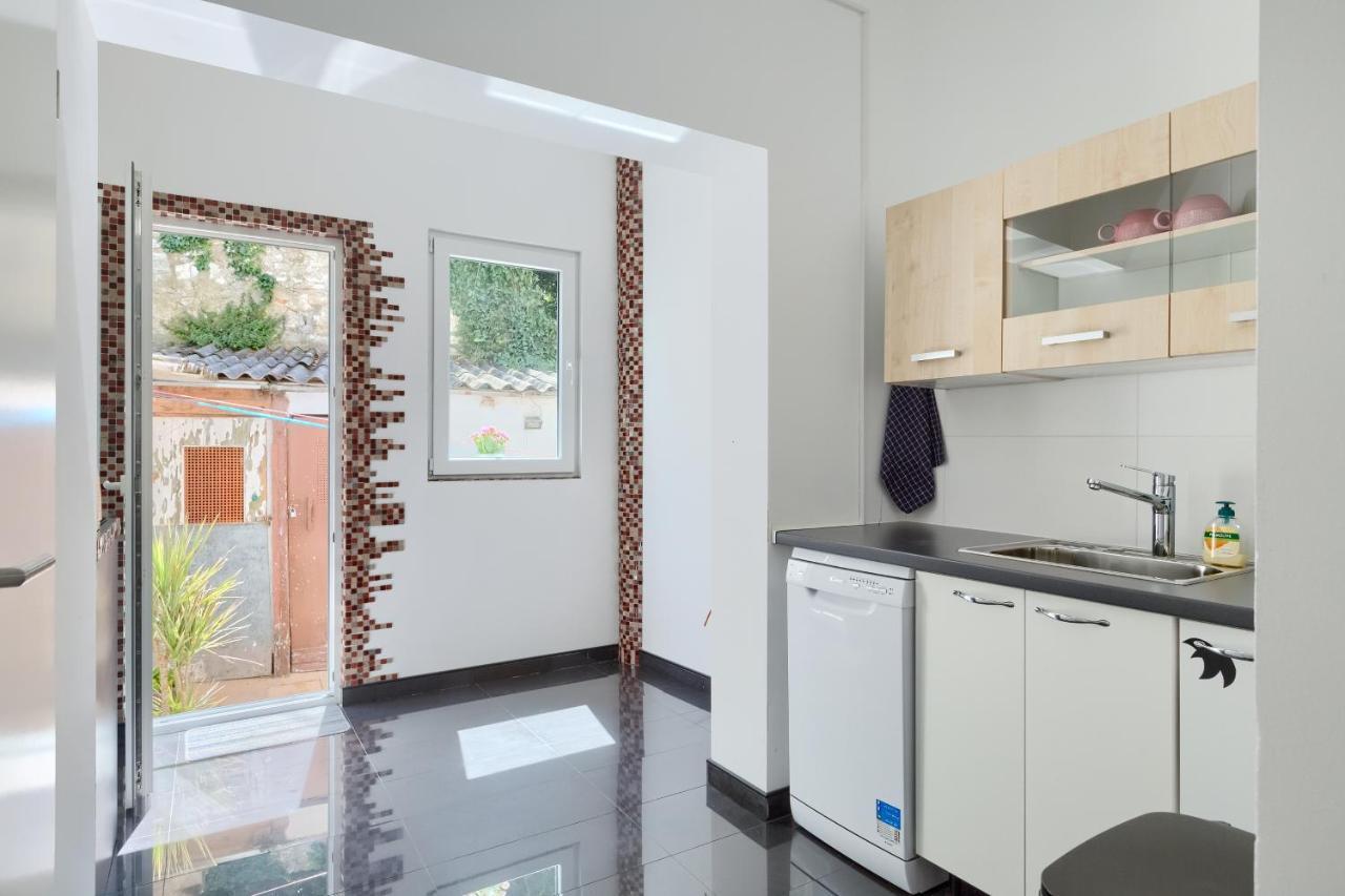 Large Apartment In City Centre Pula! Exterior photo